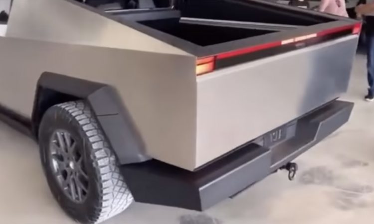 Tesla Cybertruck flagrada [reprodução/AutoHome]