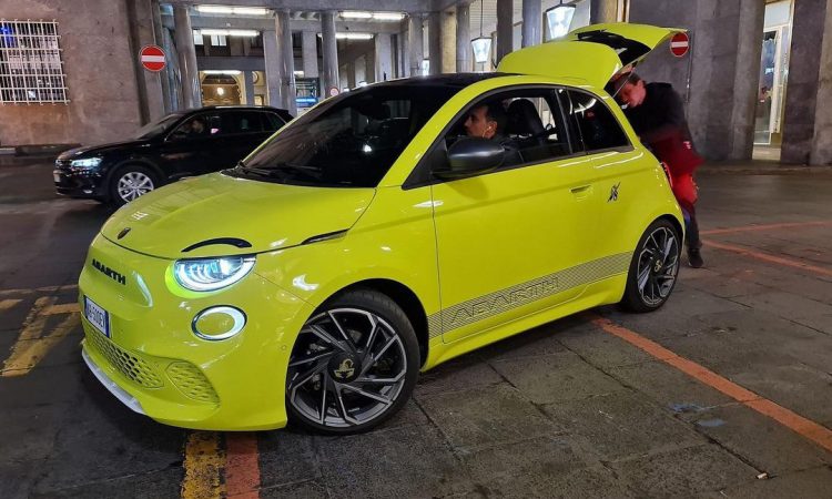 Abarth 500 2023 / Reprodução: @carzturbo