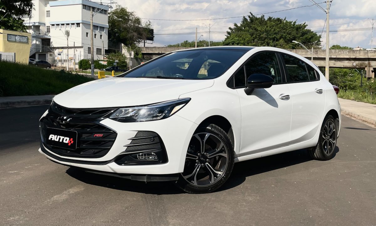 Chevrolet Cruze RS branco de frente em uma rua com rodas pretas