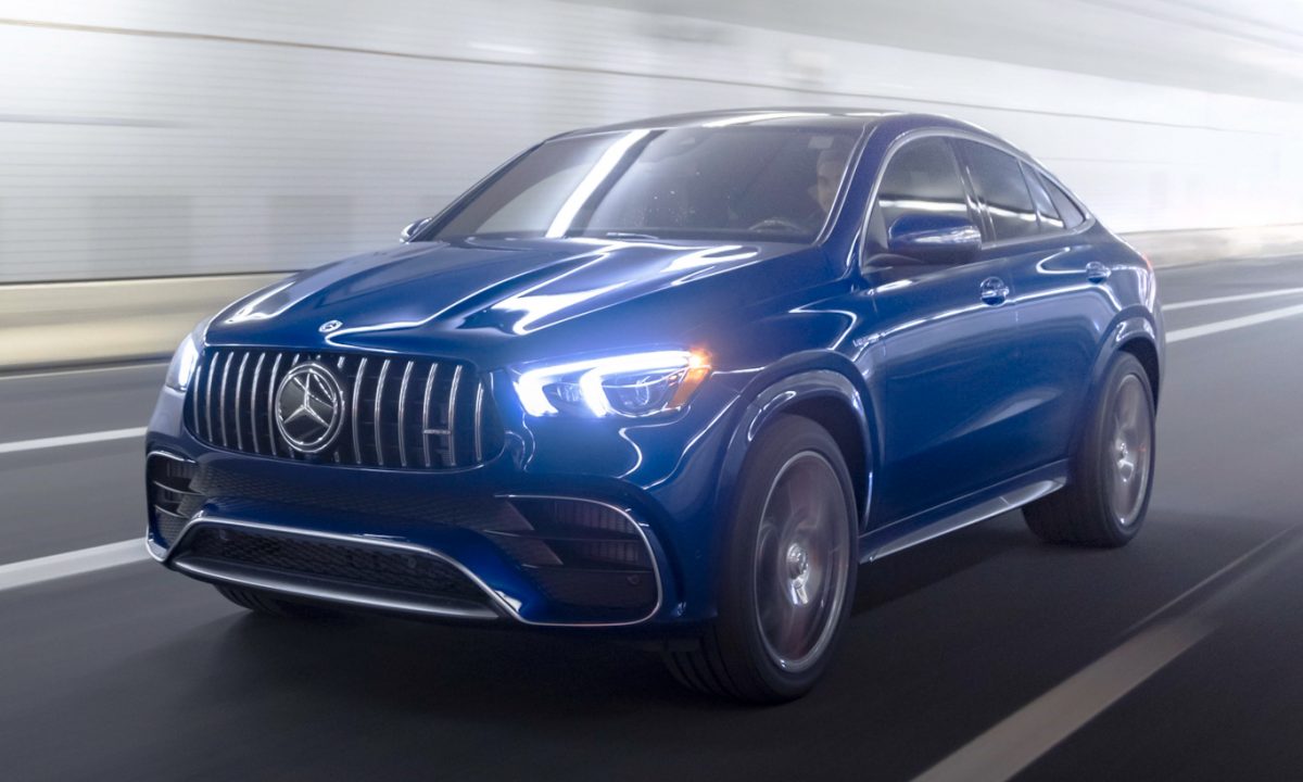 Mercedes-Benz GLE 63 AMG S Coupé 4Matic+ azul em foto de movimento no túnel