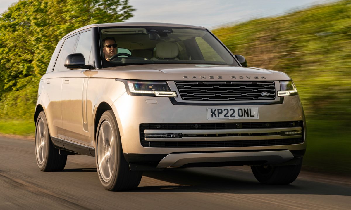 Com nome e sobrenome grande, o Land Rover Range Rover Autobiography Standard Wheelbase em foto de movimento na estrada de frente com plantas ao fundo