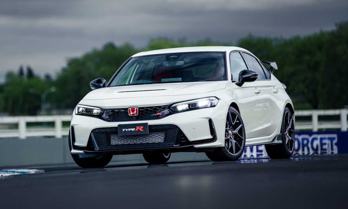 Honda Civic Type-R de frente na pista com árvores ao fundo  [divulgação]