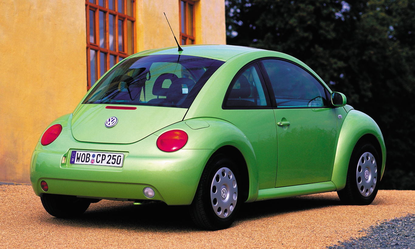Volkswagen New Beetle verde em foto de traseira com uma casa amarela ao fundo [Divulgação]