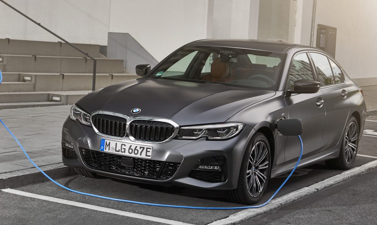 BMW 330e [divulgação]