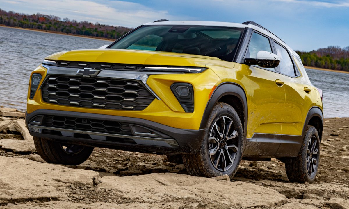 Chevrolet Trailblazer Activ amarelo de frente subindo uma montanha