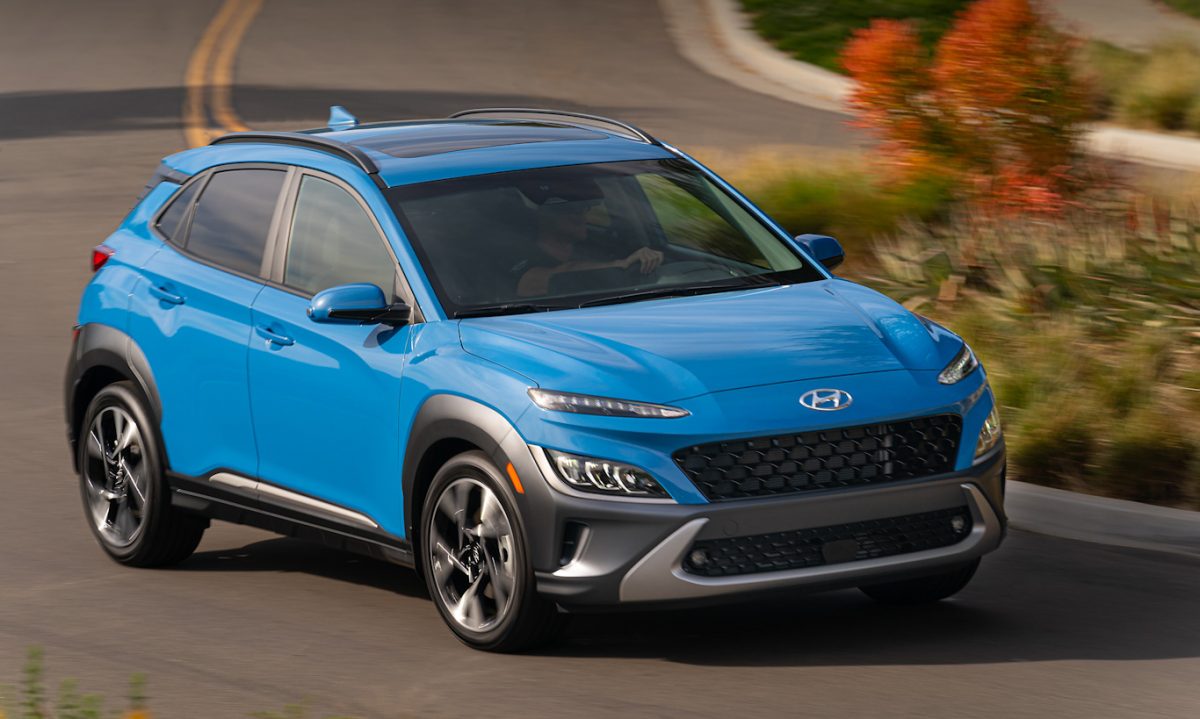 Hyundai Kona Hybrid azul de frente andando na estrada