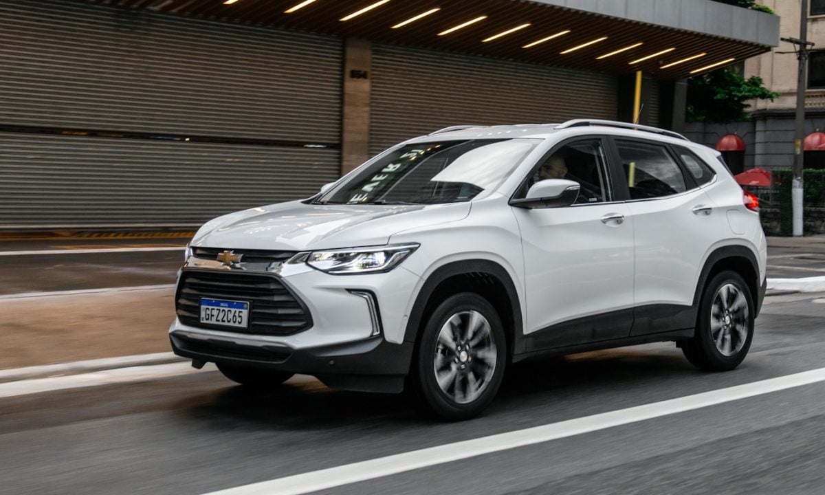 Chevrolet Tracker Premier branco andando pelas ruas de são paulo