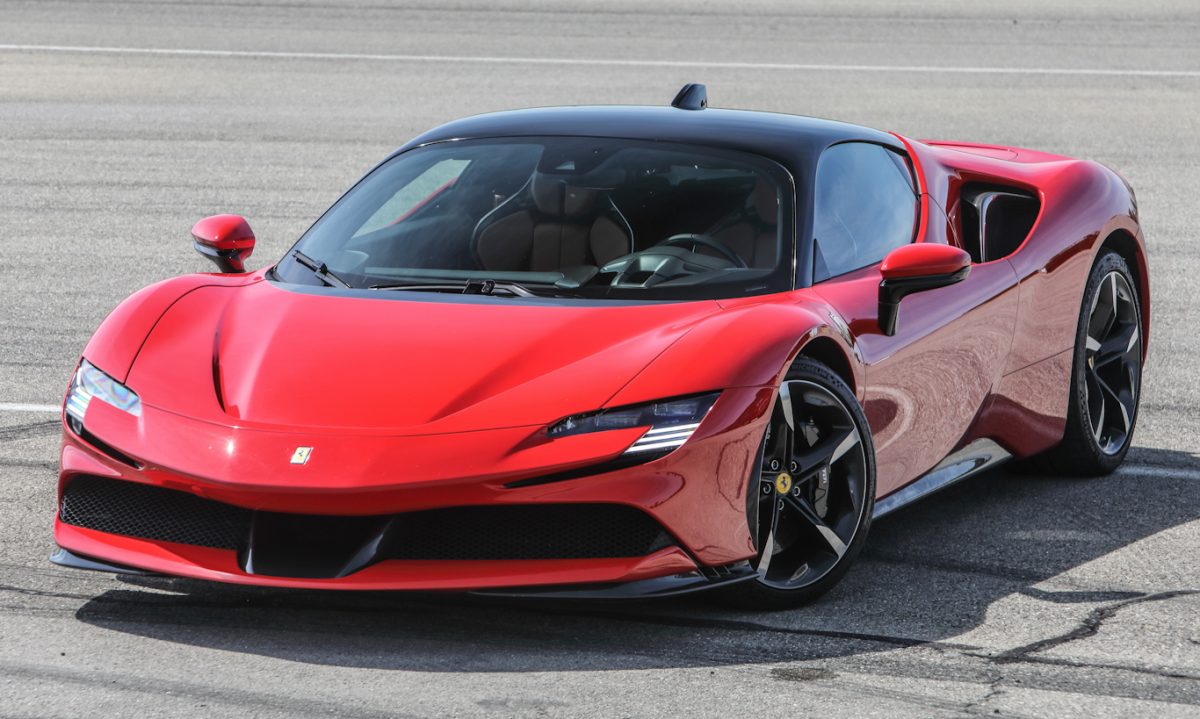 Com o prêmio da Mega-Sena é possível ter esta Ferrari SF90 Stradale  vermelha estacionada de frente no asfalto [Divulgação]