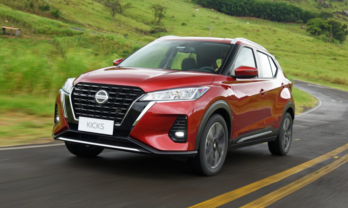 Nissan Kicks Advance vermelho em foto de movimento 3x4 oferece parcelas de R$ 1.200