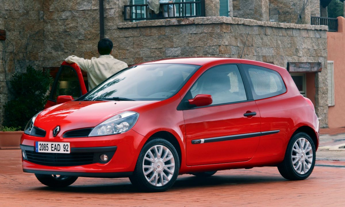 renault clio vermelho de terceira geração de frente com a porta do passageiro aberta carros
