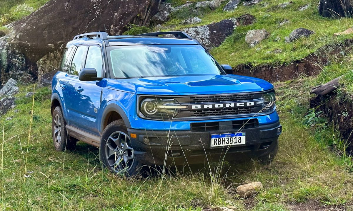 Ford Bronco Sport azul de frente em um matagal