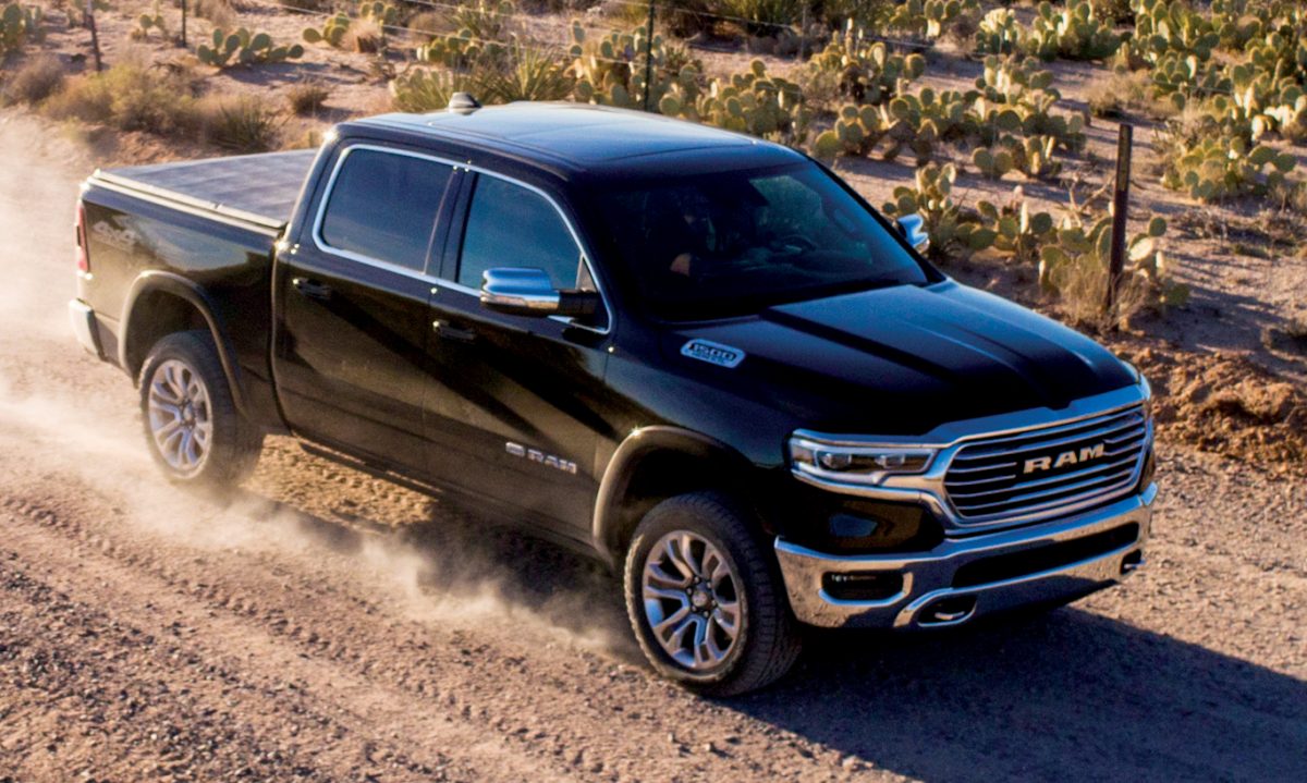 RAM 1500 Limited preta andando na terra