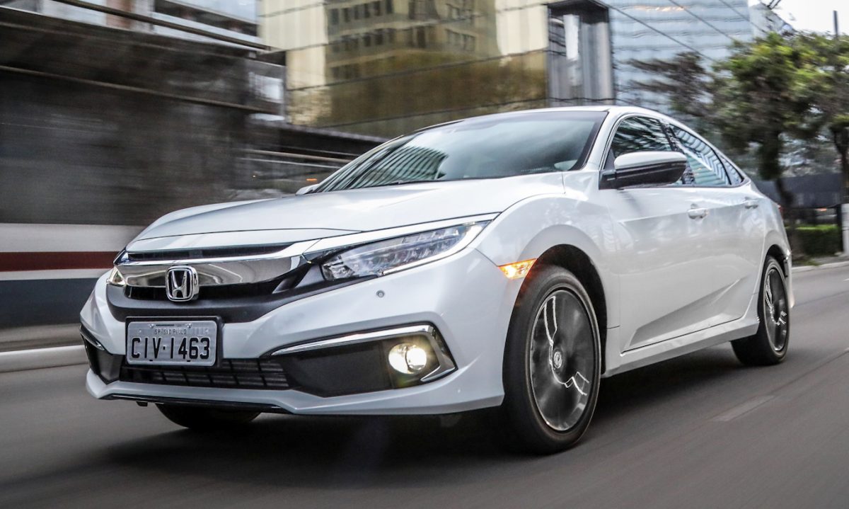 Honda Civic Touring branco de frente andando no asfalto com prédios ao fundo é um modelo que merecia uma segunda chance  [Divulgação]