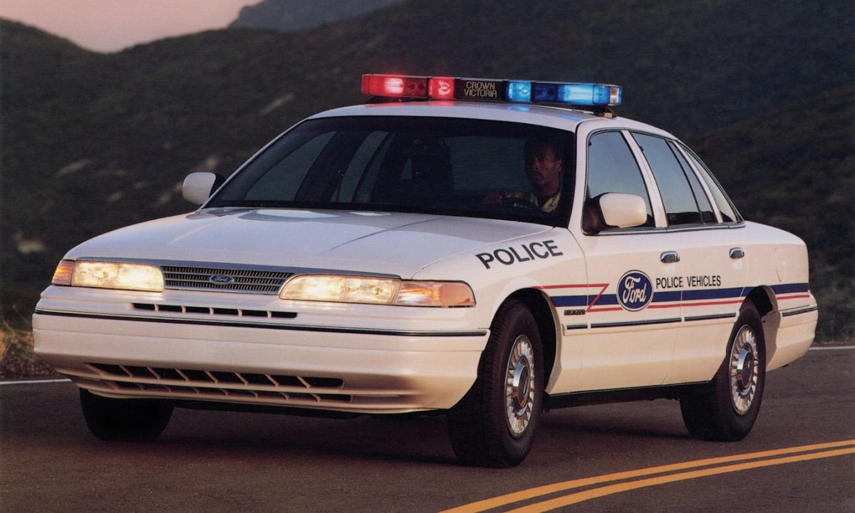 Ford Crown Victoria é um dos carros símbolos dos Estados Unidos e a viatura policial policial está parada de frente na estrada