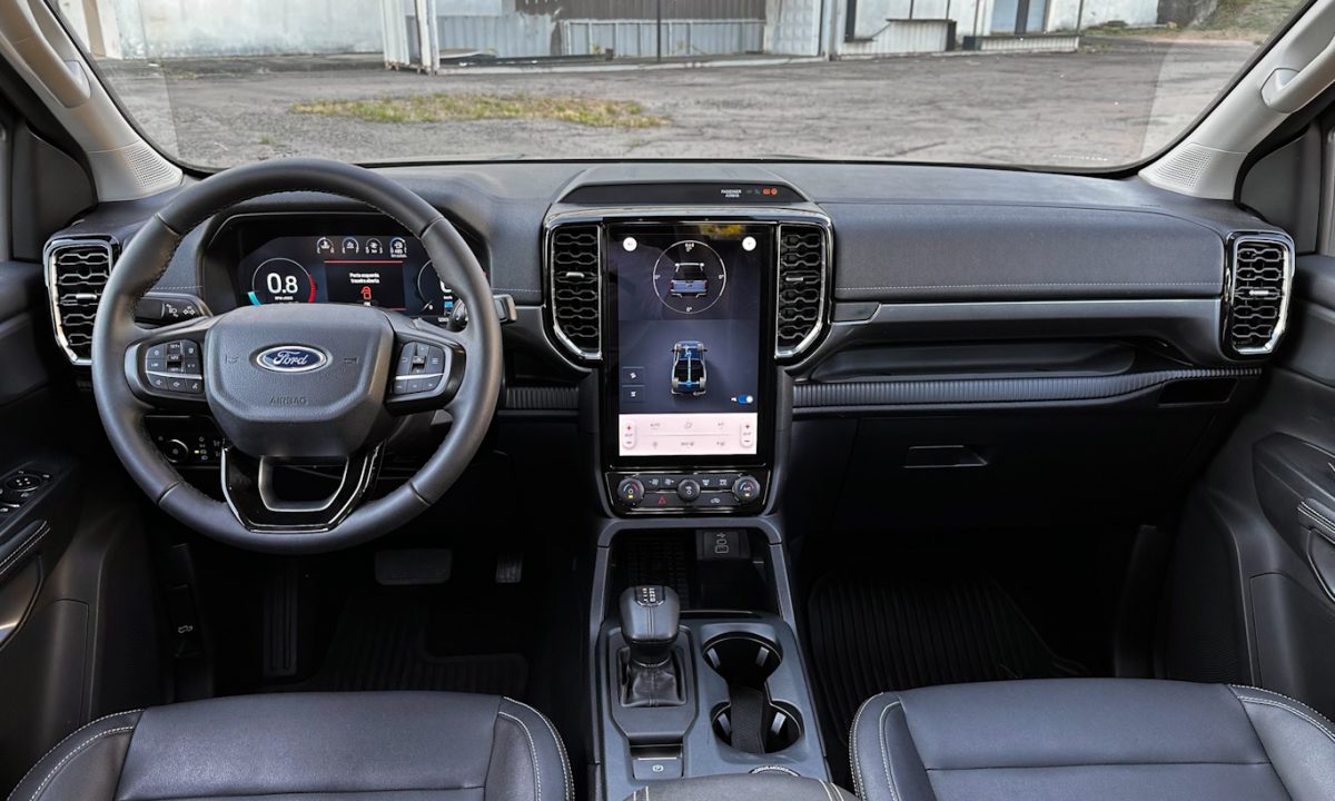 Interior da Ford Ranger Limited oferece uma grande central multimídia