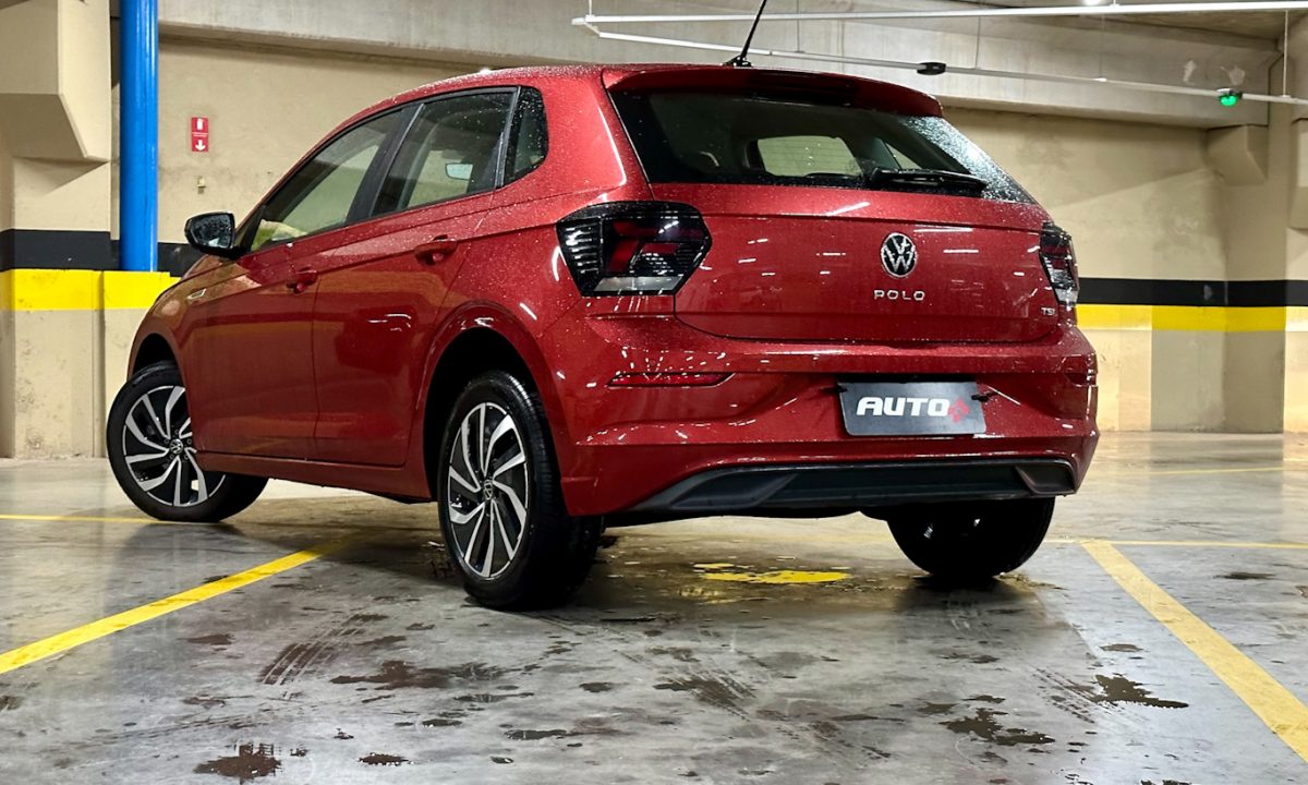 VOLKSWAGEN POLO HIGHLINE VERMELHO DE traseira TODO MOLHADO EM UM ESTACIONAMENTO