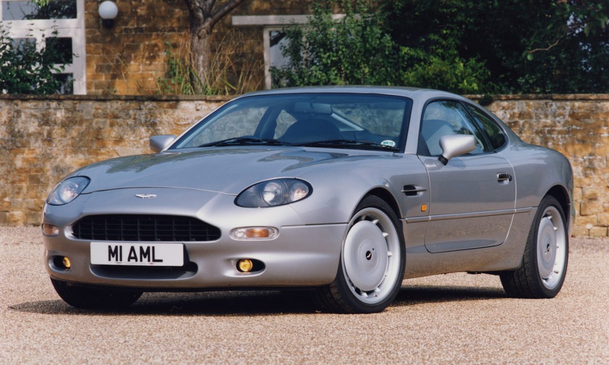 Aston Martin DB7 prata em imagem 3x4 dianteira