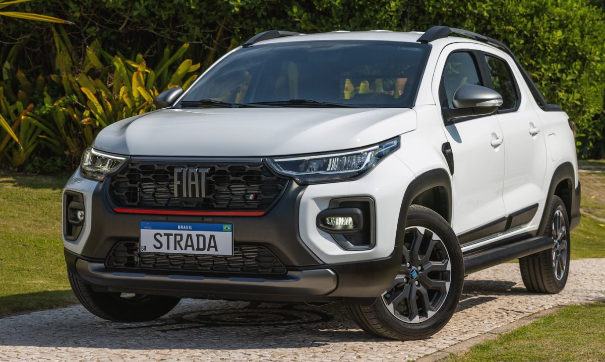 Imagem mostra Fiat Strada Ultra branca - Veja versões mais vendidas da Fiat Strada em 2024