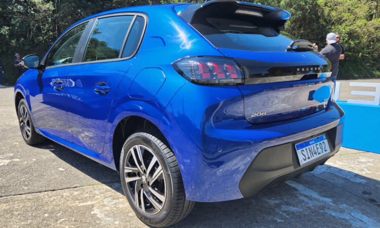 Peugeot 208 turbo [Leo Alves/Auto+]