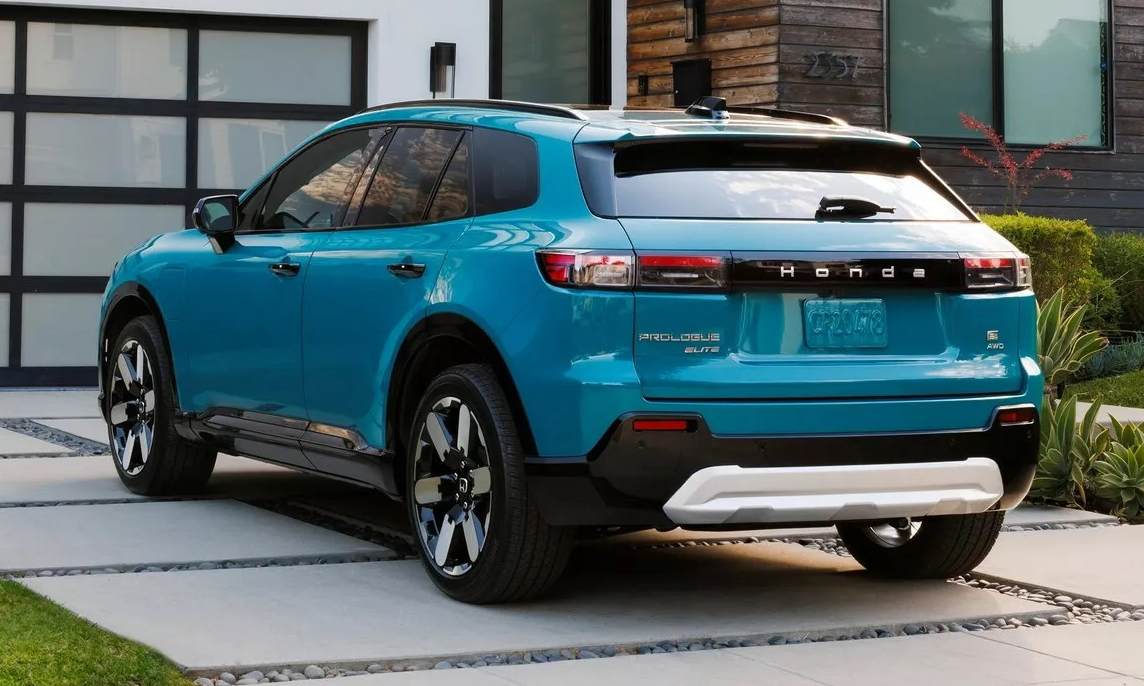 Honda Prologue azul estacionado de traseira em frente a um casa [Divulgação]