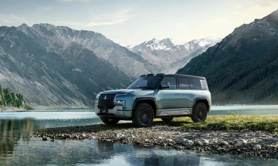 SUV anfíbio BYD Yangwang U8 verde em foto estática na natureza com água e montanhas ao fundo