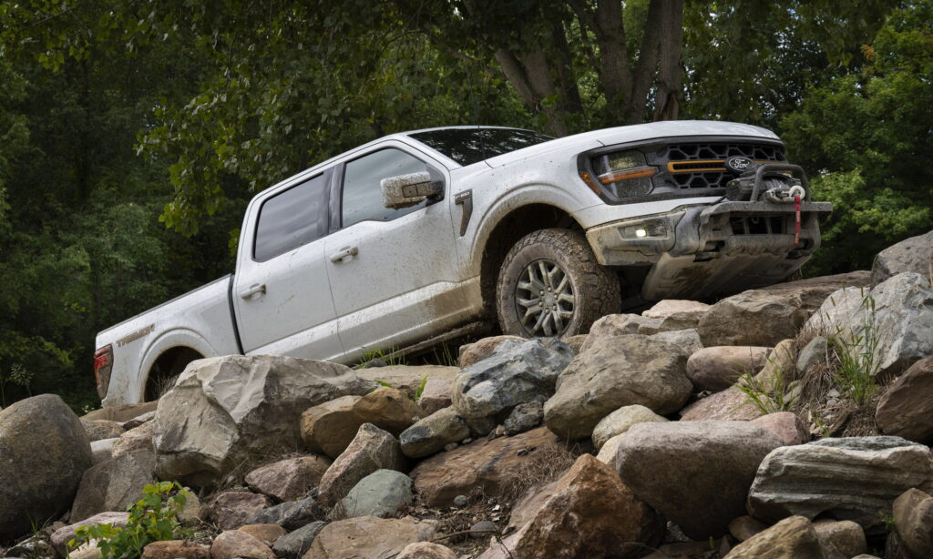 Ford F-150 Tremor branca escalando uma montanha