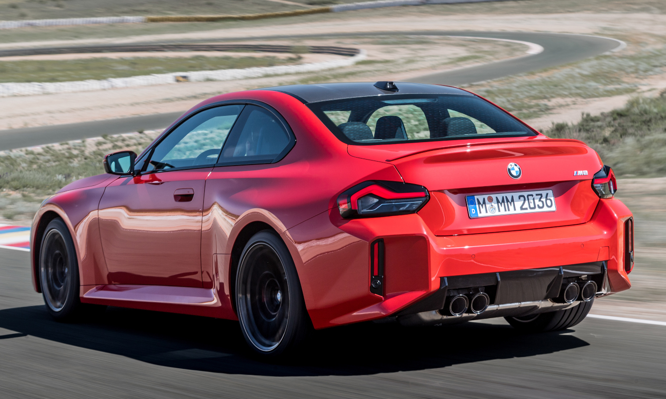 Novo BMW M2 vermelho é um dos carros que não privilegiam a visibilidade dos ocupantes traseiros