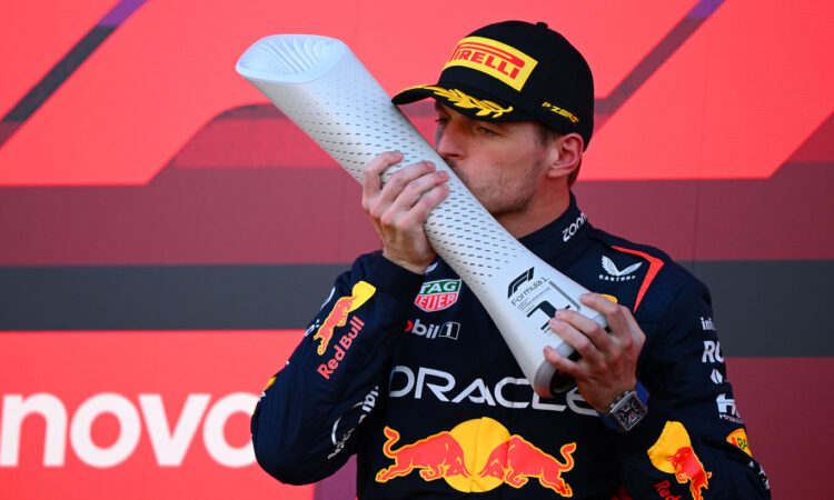 Verstappen e o troféu iluminado [divulgação]
