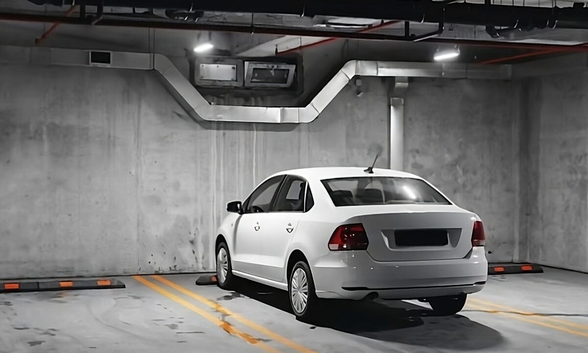Por que piso de garagem interna tem um barulho tão irritante? Imagem mostra estacionamento com um carro
