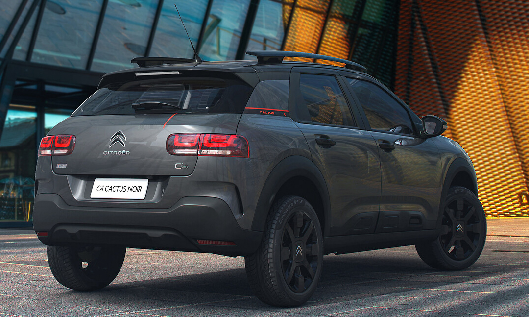 C4 Cactus Noir parado de traseira com parede amarela ao fundo