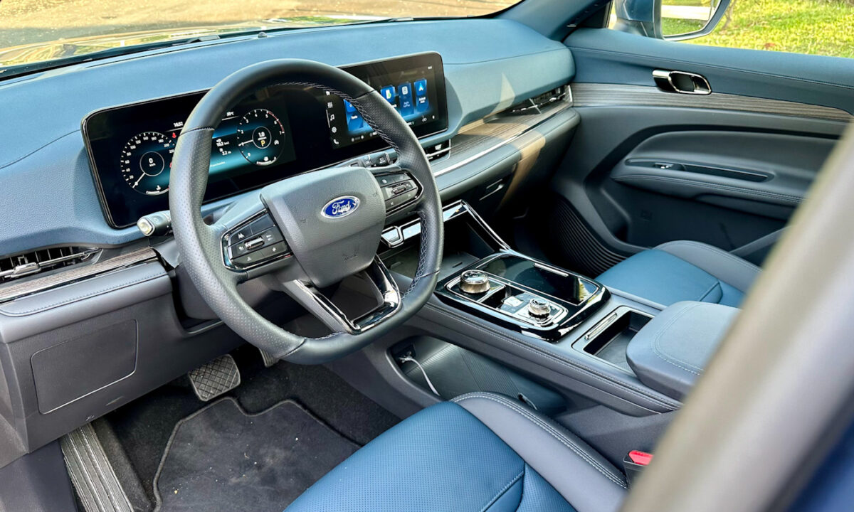 interior do Ford Territory Titanium com couro azulm couro preto e madeira