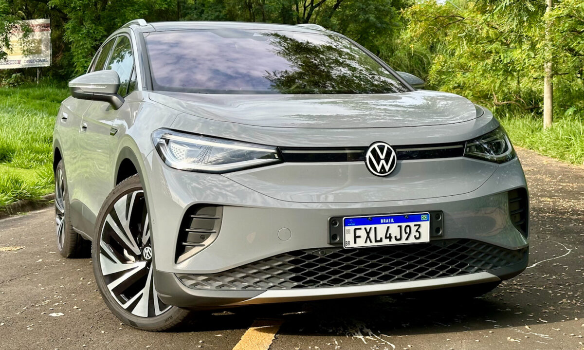 Volkswagen ID.4 cinza parado de dianteira [Auto+ / João Brigato]