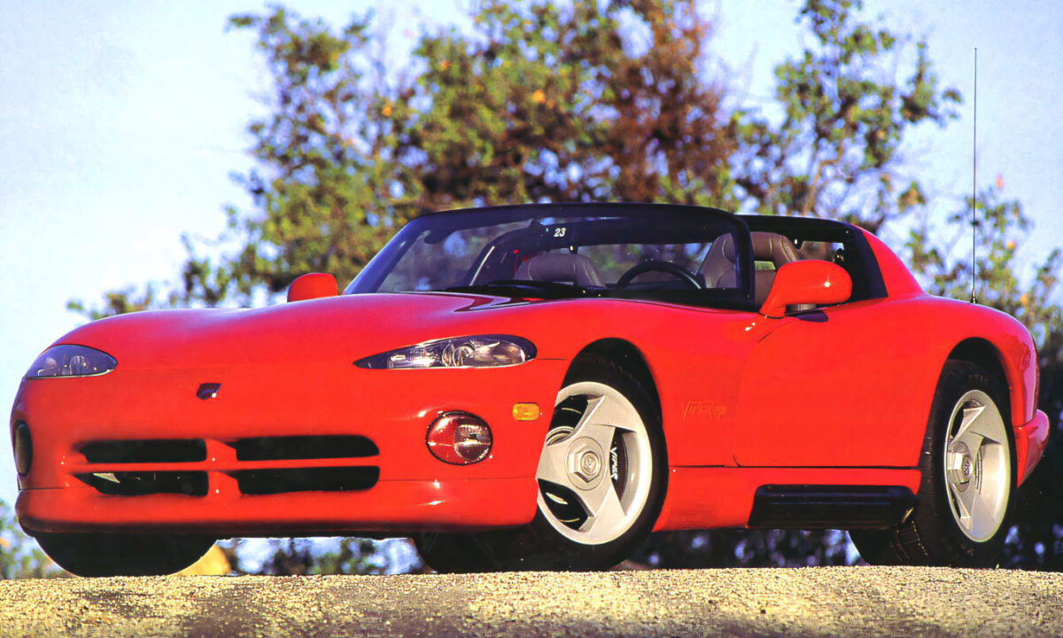 Dodge Viper vermelho dos anos 1990 em foto de divulgação 3x4 dianteira