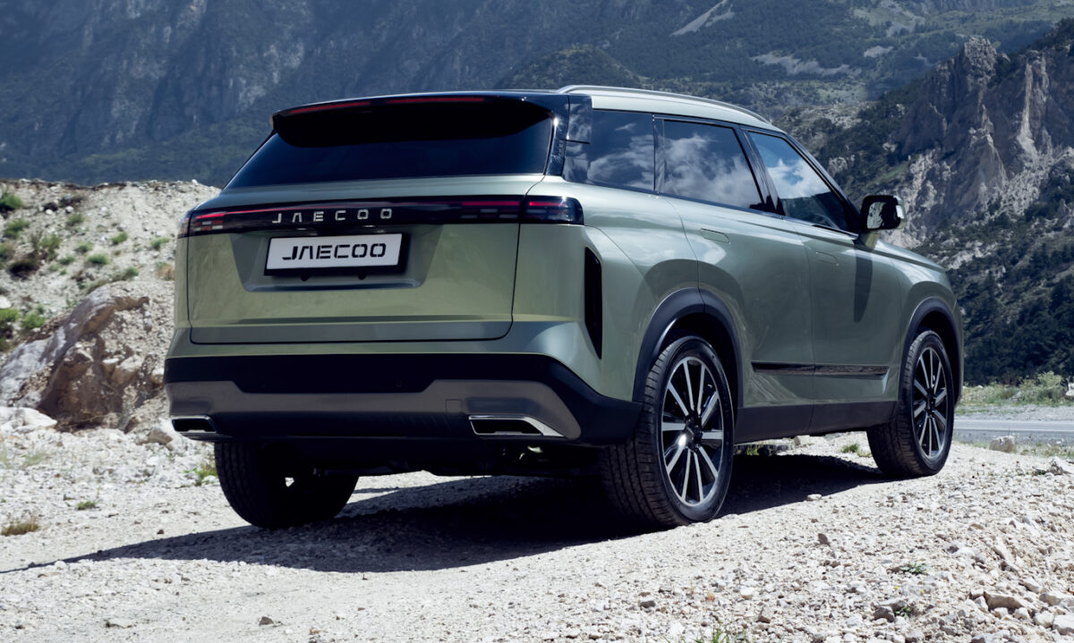 SUV Jaecoo J7 de traseira estacionado no fora de estrada