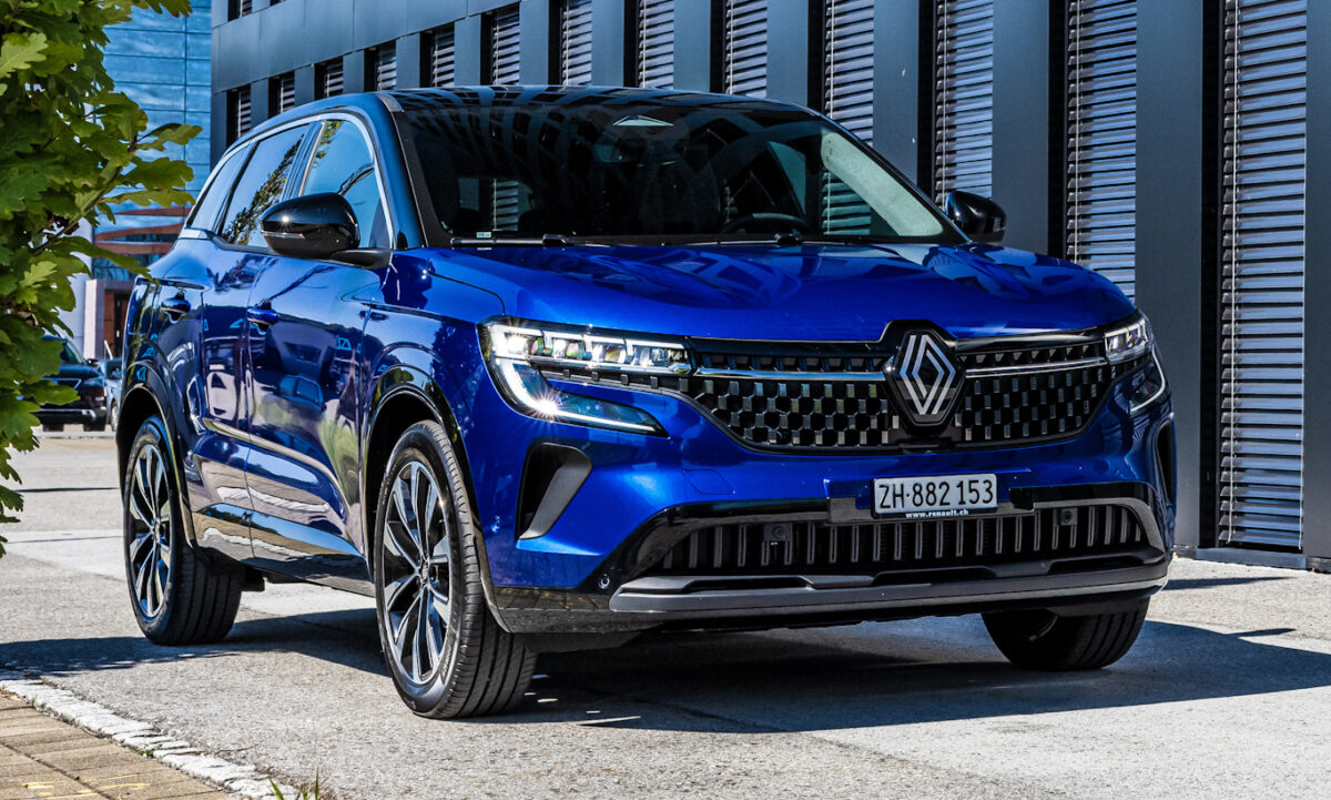 Renault Austral azul parado de frente