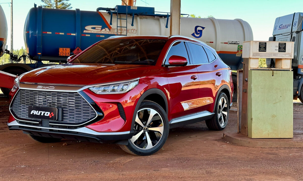 BYD Song Plus vermelho de frete em um posto de combustível abandonado 