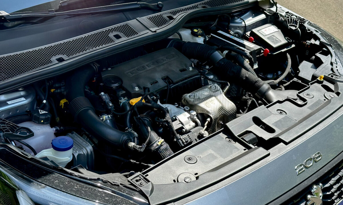 motor Peugeot 208 Style Turbo [Auto+ / João Brigato