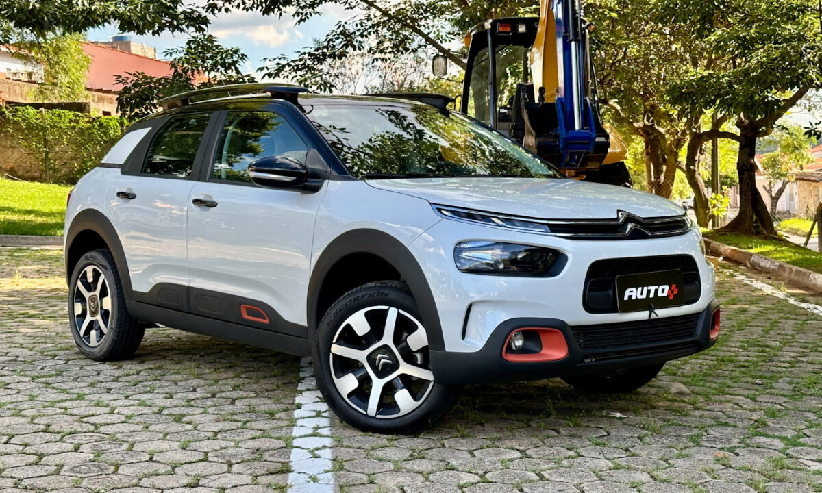 citroen c4 cactus branco com teto preto e detalhes laranja de frente