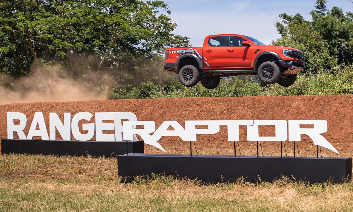 Ford Ranger Raptor laranja saltando no fora de estrada