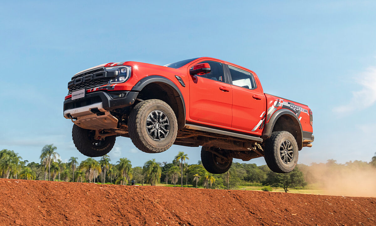 Ford Ranger Raptor laranja saltando com as quatro rodas no ar