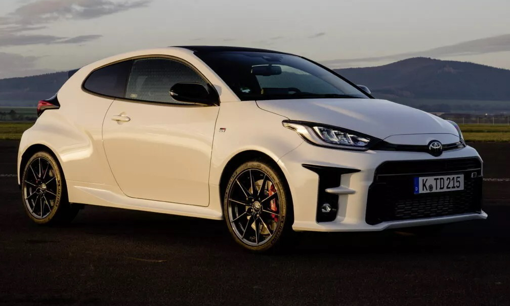 GR Yaris branco em foto de 3x4 dianteira
