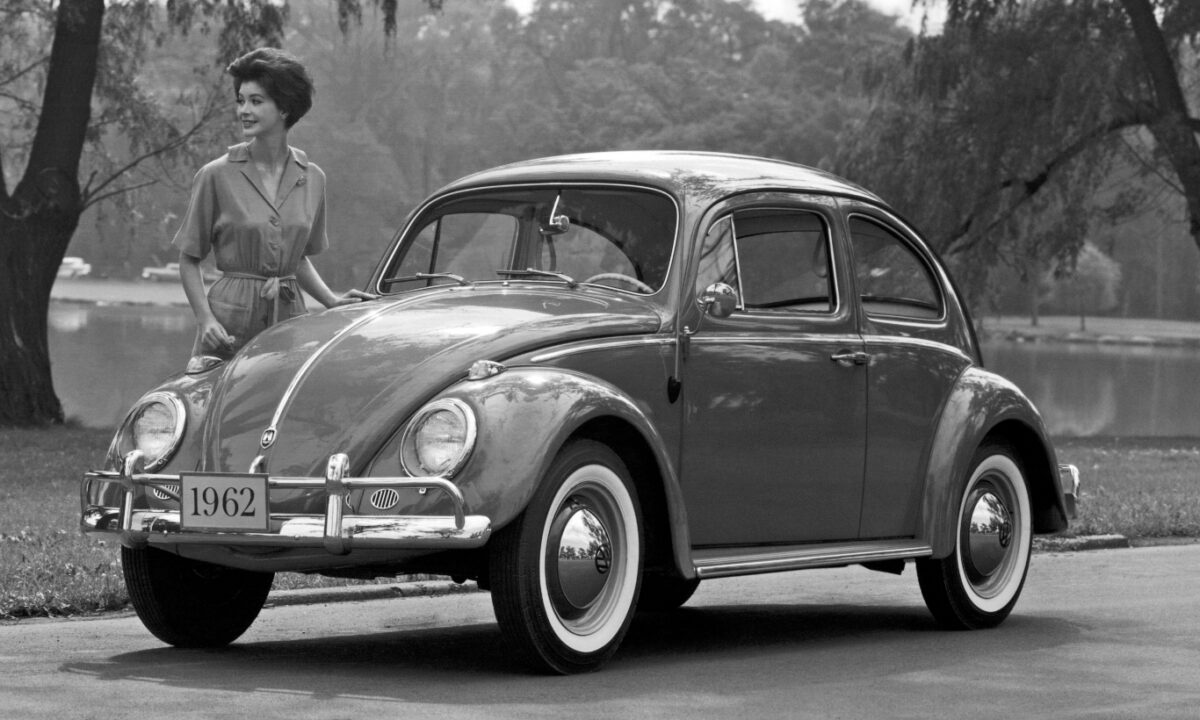 Volkswagen Fusca parado de frente com parque ao fundo