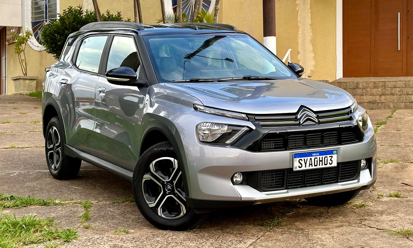 Citroën C3 Aircross 7 Shine prata parado de frente com casa e muro amarelo ao fundo [Auto+ / João Brigato]