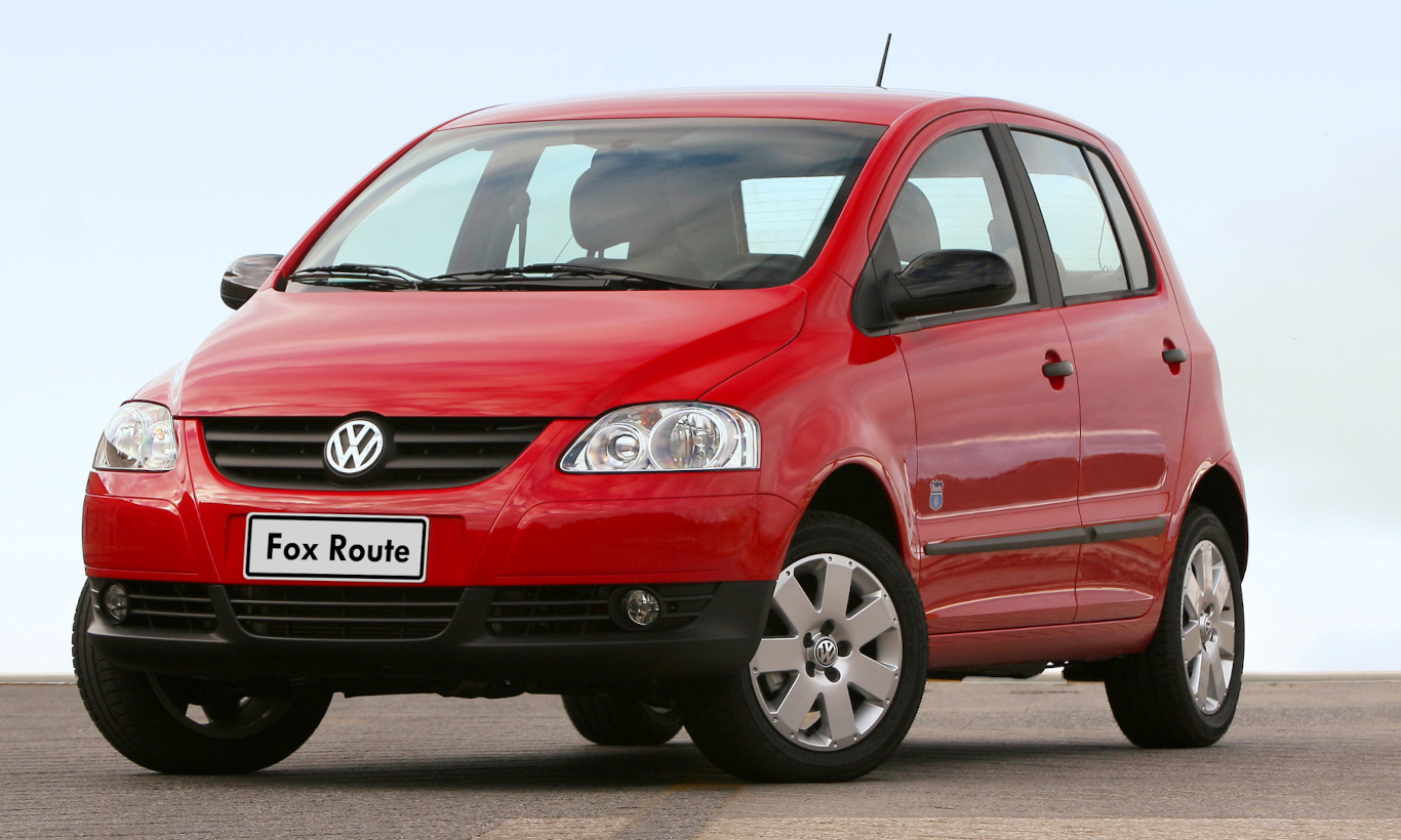 A primeira safra do Volkswagen Fox vermelho parado sobre o asfalto