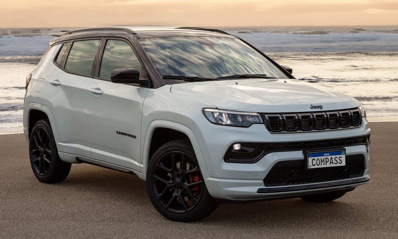 Jeep Compass Blackhawk branco parado de frente sobre a areia