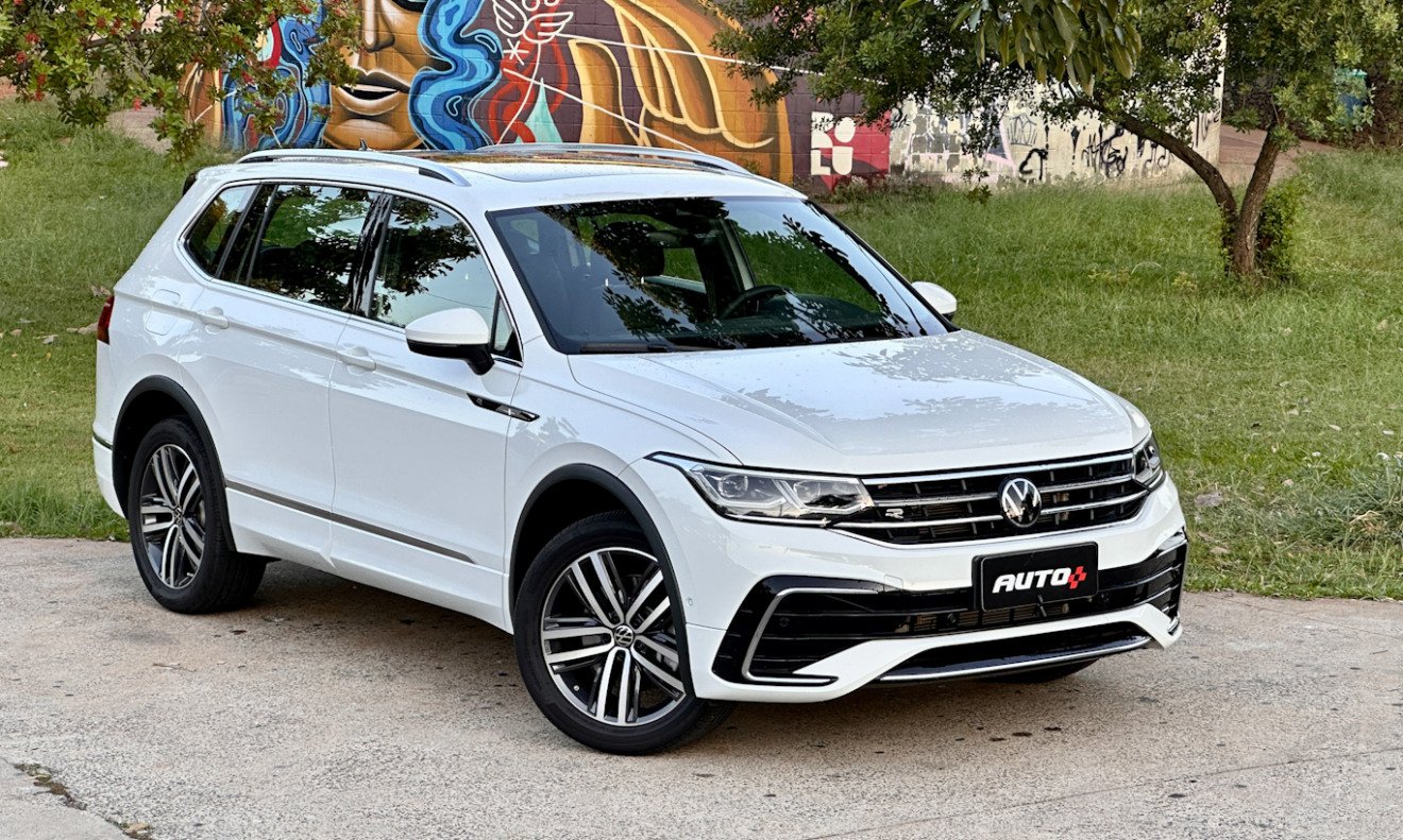 Volkswagen Tiguan R-Line branco parado de frente com árvore ao fundo