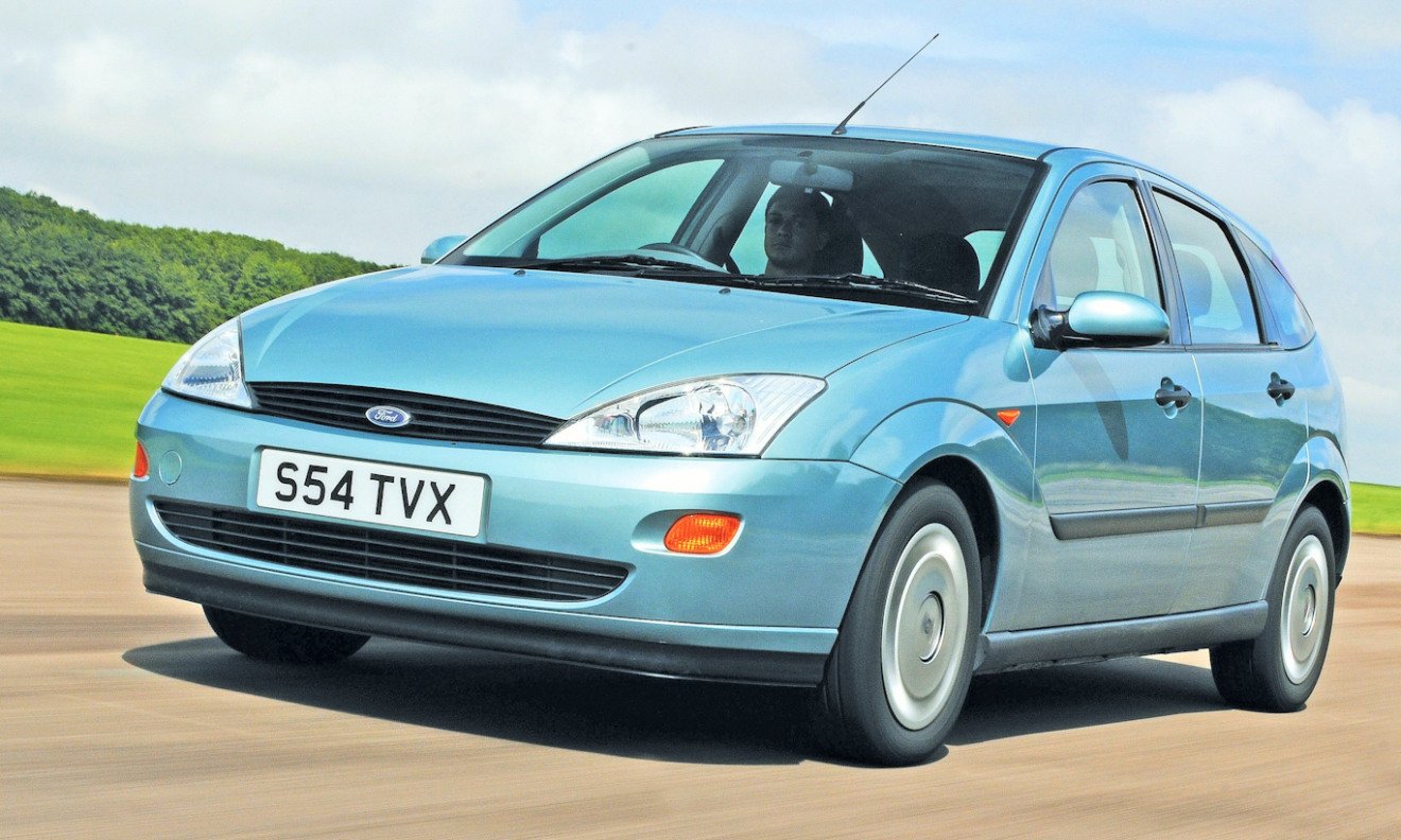 Ford Focus de primeira geração na cor verde correndo em uma pista