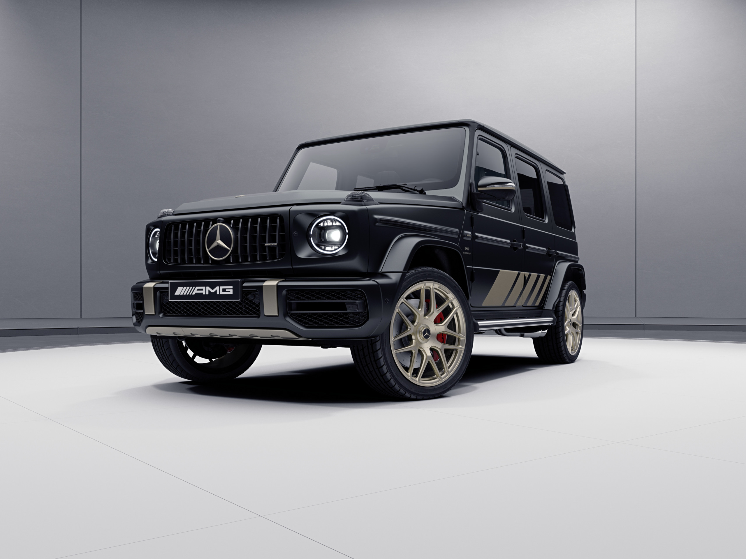 Mercedes-AMG G 63 preto estacionado de frente com o chão e o fundo em cinza