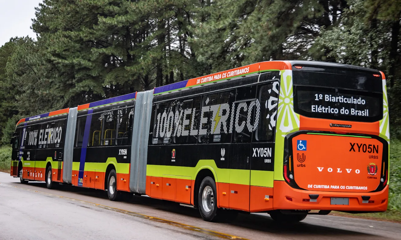 Ônibus biarticulado Volvo