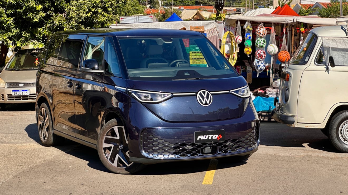 Volkswagen ID Buzz - Kombi elétrica em uma feira ao lado de uma Kombi antiga